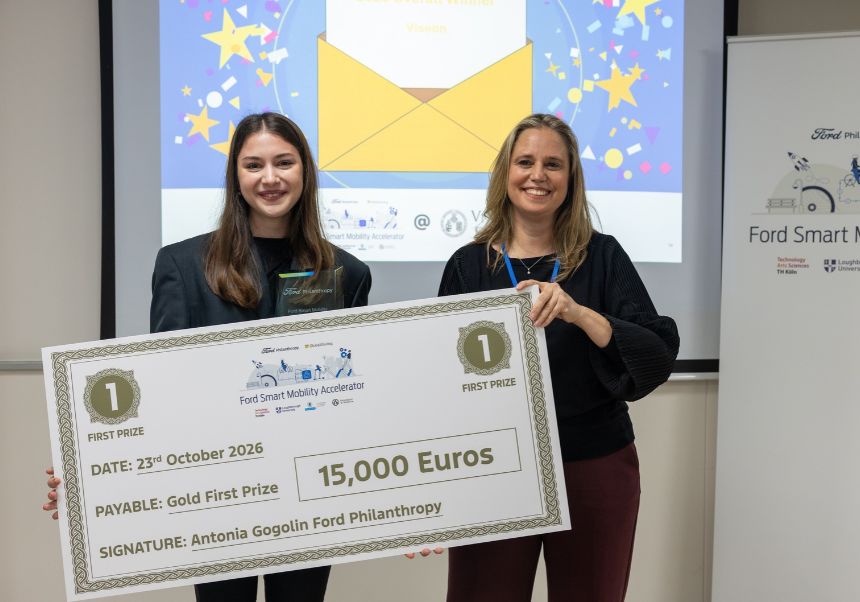 Linda Revenko i Antonia Gogolin amb el xec del premi